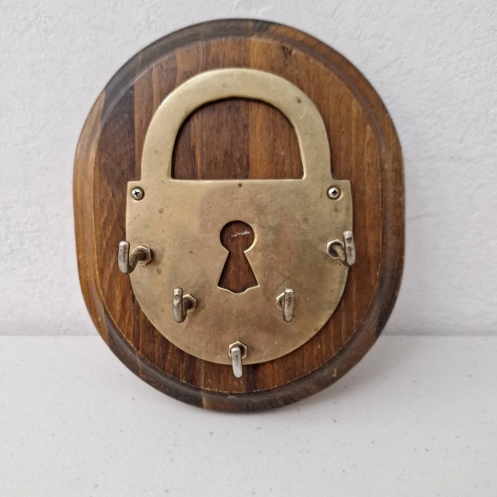 Vintage Brass Padlock Shaped Wall Key Holder Solid Wood Plaque 5 Hooks Hanging